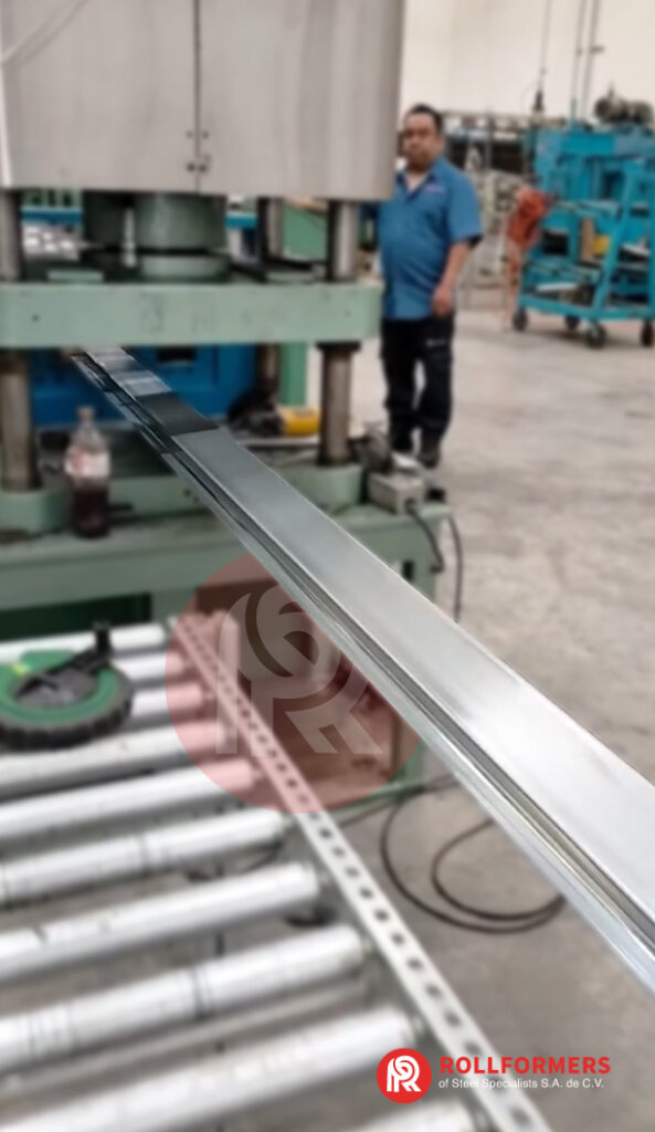 Perfil Omega de Piso - Rollformers Of Steel Specialists