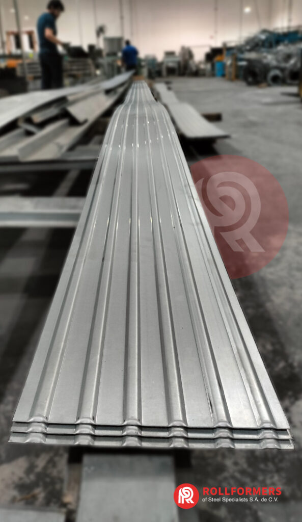 Zoclo de acero galvanizado de alta resistencia, fabricado en Rollformers of Steel Specialists
